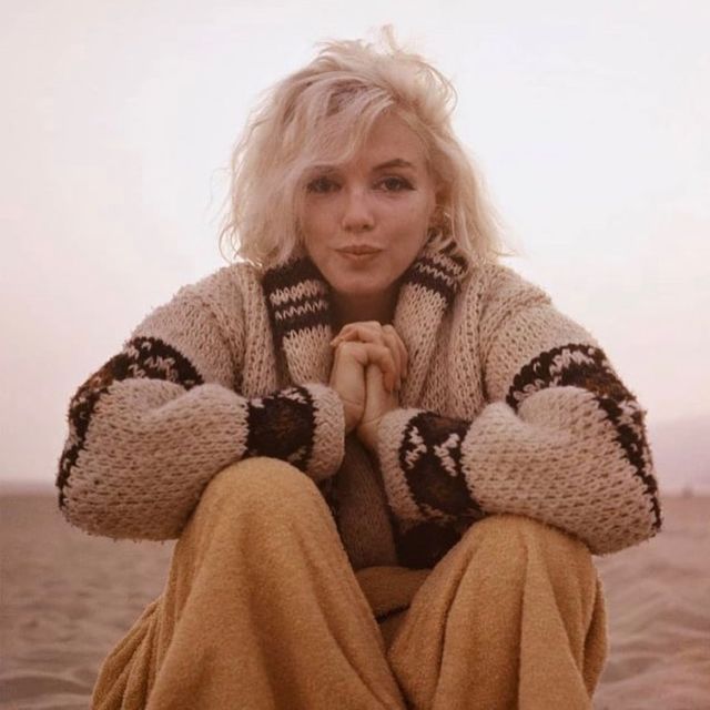 Après quelques semaines d’absence et pour fêter mon 1er jour de vacances 🤩je reprends le micro en initiant une série de portraits sensoriels.

Et pour commencer en beauté...⭐️Miss Monroe, enfin plutôt Norma Jeane Baker, car chez Marilyn c’est elle que je préfère...

📸image 1 : Marilyn by George Barris via  @monamourcine 

🌸Si c’était une odeur...le N 5 serait trop évident, alors ça serait quelques gouttes d’un mélange frais, fleuri, boisé, sucré et sensuel de néroli (qu’on obtient en distillant des fleurs d’oranger), de racines de vétiver et d’ambre. Féminin mais pas trop. Pour les intimes.

🗻Si c’était un paysage ça serait la plage de Malibu à l’aube, quand il n’y a encore personne, quand ce n’est pas encore l’une des plages les plus connues du monde...
(📸Image 2 : @jeane.blazic )

📓Si c’était un livre ça serait « Rien de s’oppose à la Nuit » de Delphine de Vigan...une histoire qui ne laisse pas indifférent, ou comment les drames en famille peuvent bouleverser des vies. 
(📸Image 3)

🎵Et si c’était une chanson ça serait « Once I was loved » de @melodygardotofficial ...que j’écoute en écrivant ces quelques mots. 
(📸 Image 4)

Comme vous l’aurez compris, aujourd’hui j’ai choisi un registre mélancolique...Mais c’est ce que m’inspire cette douce Marilyn...

C’est ce qui m’arrive à chaque fois que je me penche sur la vie de ces Icare du star system, sur les Whitney et autres Amy...🥲

Je laisse de côté le Sex-Symbol et les paillettes et je préfère m’arrêter sur Norma la
fragile qui demandait juste qu’on la regarde dans les yeux...

A suivre...

Et vous, vous êtes plutôt Marilyn ou Norma Jeane ? 

#marilynmonroe 
#normajeanebaker 
#portrait 
#5sens