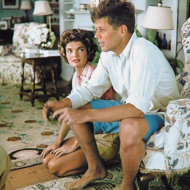 Les Kennedy et moi 
 
Depuis toujours cette famille me fascine…Leur univers m’inspire. 
 
Je crois que ça a commencé quand j’ai vu JFK, le film d’ @officialoliverstone 🤩
Un sentiment d’injustice sidérant. 
Un besoin de percer le mystère, d’en savoir plus sur cette famille au destin brisé en plein vol. 

Alors j’ai lu et vu toutes sortes de biographies et de biopics sur Jackie, Bobby et les autres. 
 
Quand j’ai découvert l’existence du «sexiest man ever»…John Jr, un Kennedy que je pourrais enfin rencontrer par hasard en me baladant à Central Park 😊 j’étais totalement envoutée. Comme son père, une mort précoce, un sourire charmeur, un destin prometteur. 
 
Malédiction ? Non, pas pour moi. 
Mais plutôt amour, gloire et beauté, ambition, pouvoir et un besoin insolent de braver la vie. Un cocktail forcément explosif.
 
Cette vraie petite famille royale américaine a su bâtir en très peu de temps un royaume de rêve…et recréer Camelot. Ou en tout cas nous le faire croire. 
 
Ces habiles experts en communication ont su laisser des traces, créer des symboles et convertir leur dynastie en mythe, en légende dont on ne cesse de parler 60 ans après. 
 
Alors oui, je décide de tomber dans le panneau. 
Et j’assume. 
30 ans après ma fascination reste intacte, pour le meilleur et pour le pire. 
 
Je me plais à imaginer l’odeur qui devait flotter dans leur maison de vacances à Hyannis Port, un dimanche à la fin de l’été ☀️🐟🦞
Dans le salon, le parfum d’un joli bouquet de roses du jardin, assorti aux canapés, envahit majestueusement l’espace. 

Par la fenêtre ouverte on sent la brise marine, l’odeur de gazon parfaitement tondu et une touche lumineuse d’agrumes. 

Dans le backyard, les serviettes qui sèchent au soleil après la régate ont une odeur légèrement métallique et salée. 

Dans le fumoir règne un parfum chaud et miellé de tabac, qui se mélange à l‘odeur des vieux fauteuils en cuir aux accoudoirs un peu râpés.

Et au loin on perçoit un doux parfum de cannelle... 
 
C’est l’odeur de mon rêve américain, l’odeur de Camelot 😎

Images 1 et 3 : @kennedy.camelot 
Image 2 : @rfk_a_life_in_pictures 
Image 4: @famosos_falecidos 

#kennedys #kennedy