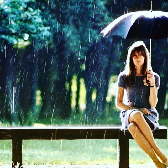 Message Personnel ❤️

Ma story du dimanche soir : Françoise Hardy…🤩

Elle chante la mélancolie mieux que personne. 
J’ai souvent eu envie de lui dire « mais quitte-le donc », même si de ses peines de cœur sont nées les plus belles balades sur l’amour impossible. 
Elle n’a pas d’âge. 
C’est une silhouette, un style, un modèle. 
Elle appuie parfois là où ça fait mal mais bizarrement ça fait du bien…
C’est tout simplement la Queen, comme dirait ma fille. 
 
Si je pouvais mettre sa poésie en flacon, j’imagine un parfum dans lequel on s’enroule les jours où ça ne va pas.
Un qui s’apprivoise. 
Une odeur de musc frais, un peu sucré. 
Comme un lait végétal. 
Comme une sève qui fait battre le cœur, qui redonne vie, doucement.

Ça me fait penser au fabuleux « Parisian Musc » de @matierepremiereparfums 
(Image 2) 

Intime et audacieux. 
Avec des matières premières nobles et bien choisies, justes, sans excès. 

Un jus mixte qui fait la part belle à la graine d’ambrette du Pérou pour son côté musqué naturel, à la note sèche et boisée du cèdre de Virginie et à la touche verte et crémeuse de la figue. 
 
Un bijou de simplicité…auquel on ne résiste sous aucun prétexte…un message personnel ❤️

#francoisehardy 
#parisianmusc 
#matierepremiereparfums