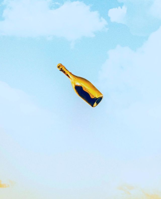 Mon histoire du jour, le champagne ! 
 
C'est un festival pour les sens, alors quand il s’invite dans une bouteille de parfum ça fait 💣! 
 
On peut recréer son accord effervescent en mélangeant des notes fraiches et épicées à des notes plus sucrées et fruitées. Bon et aussi, soyons honnête, en se laissant emporter par le pouvoir de l’imagination ;-) 
 
Arrêtons-nous sur le plus célèbre parfum inspiré par la boisson dorée : Champagne d’ Yves Saint Laurent, créé par Sophia Grosjman, en 1993. 
 
Au menu : Des notes de pêche et d’abricot, accompagnées d’anis et de cumin. Un cœur fleuri de rose et de jasmin et un fond vanille et patchouli. 
 
Amatrices de parfums discrets, passez votre chemin ! 
 
Mais tout s’explique : Sophia Grojsman, en vraie Reine de la Rose, est à l’origine de nombreux parfums mythiques à forte personnalité, comme Paris d’ @yslbeauty (83), Eternity de @calvinklein (88), Trésor de @lancome_parfums (90) …entre autres. 
 
La Grande Sophia G., est aussi  l’une des seules femmes parfumeurs reconnues de l’époque, le cercle des initiés étant encore dans ces années-là presque entièrement réservé aux hommes. Elle a ouvert la voie alors Viva Sophia ! 
 
Les professionnels du 🍾 n’ont pas été séduits pour autant, puisqu’ils ont vite vite entamé et gagné une procédure judiciaire obligeant le parfum à changer son nom en France. Il s’appelle donc Yves Saint Laurent, et depuis 1996 Yvresse. Mais la polémique porte ses fruits et Champagne devient pour quelques temps le parfum le plus vendu du moment en Europe…et puis pschit! 
 
Écœurant pour les uns, enivrant pour les autres, il est quand même le témoin d’une époque. 
Une époque qui brille où tout semblait permis⭐️
Tchin Tchin 🥂

#yvessaintlaurent 
#champagne 
#lenezaumilieudelafigure